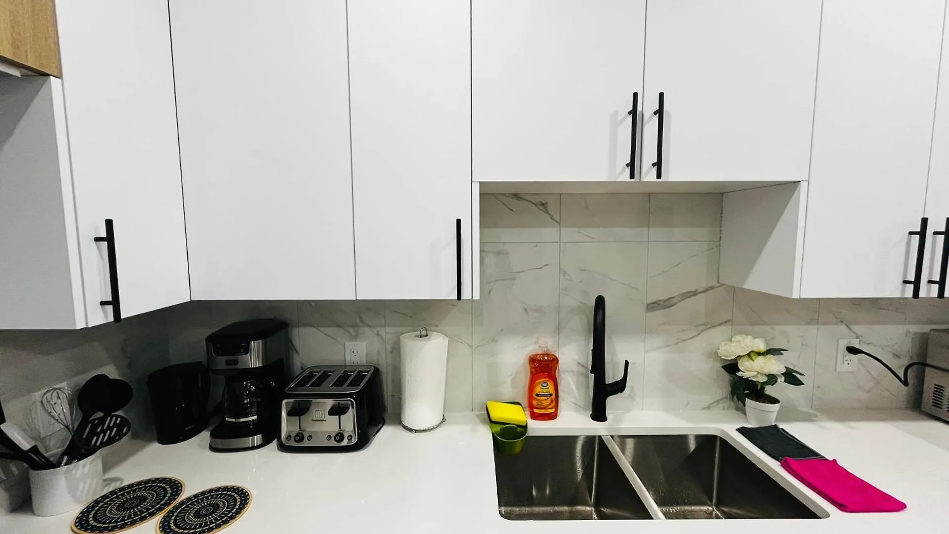 Apartman Amy'S 2-Bedroom Residence YYC